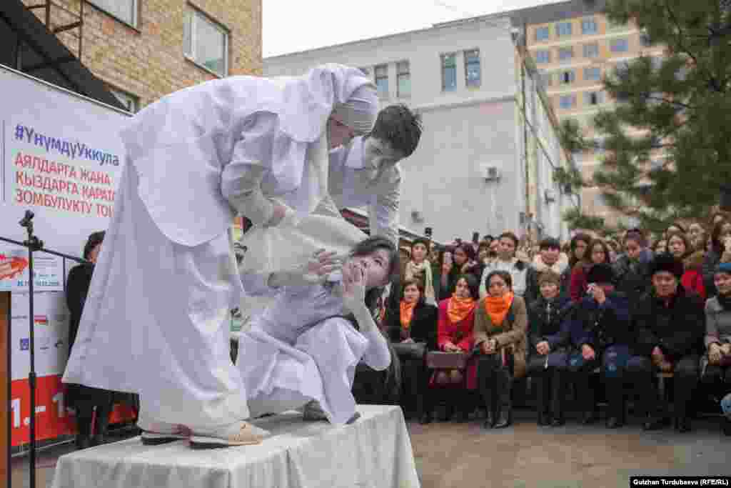 Ала качуу тууралуу театралдык көрүнүш иш-чарага катышкандарды ойго салды.&nbsp;