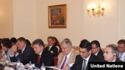 Synçylar şeýle duşuşyklaryň zerur maglumatlary toplamak hem-de özara düşünişmek maksady bilen geçirilýändigini aýdýarlar.