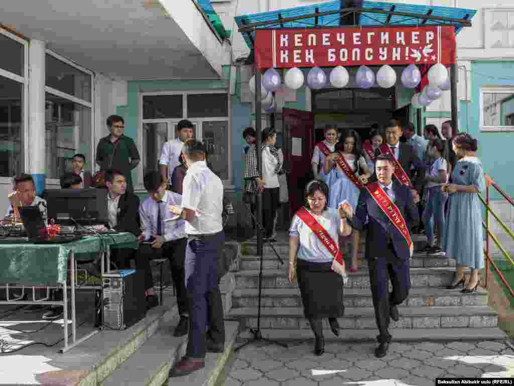Мугалимдерге окуучулардан белек алууга да уруксат берилген жок.