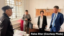 Марат Жыланбаев напротив посетившей его делегации чиновников. Фото со страницы Раисы Шер