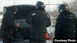 Досмотр машины в городе Жанаозен19 декабря 2011 года. Фото предоставлено Еленой Костюченко, "Новая газета".