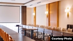 Акси толори конфронсе дар меҳмонхонаи "Румӣ" аз сомонаи худи меҳмонхона гирифта шудааст.