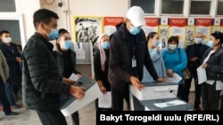 Замена считывающего устройства электронной урны. 4 октября 2020 г. Иллюстративное фото.