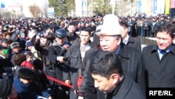 Өкмөт башчы Данияр Үсөнов Нарында, 2010-жылдын 29-марты.