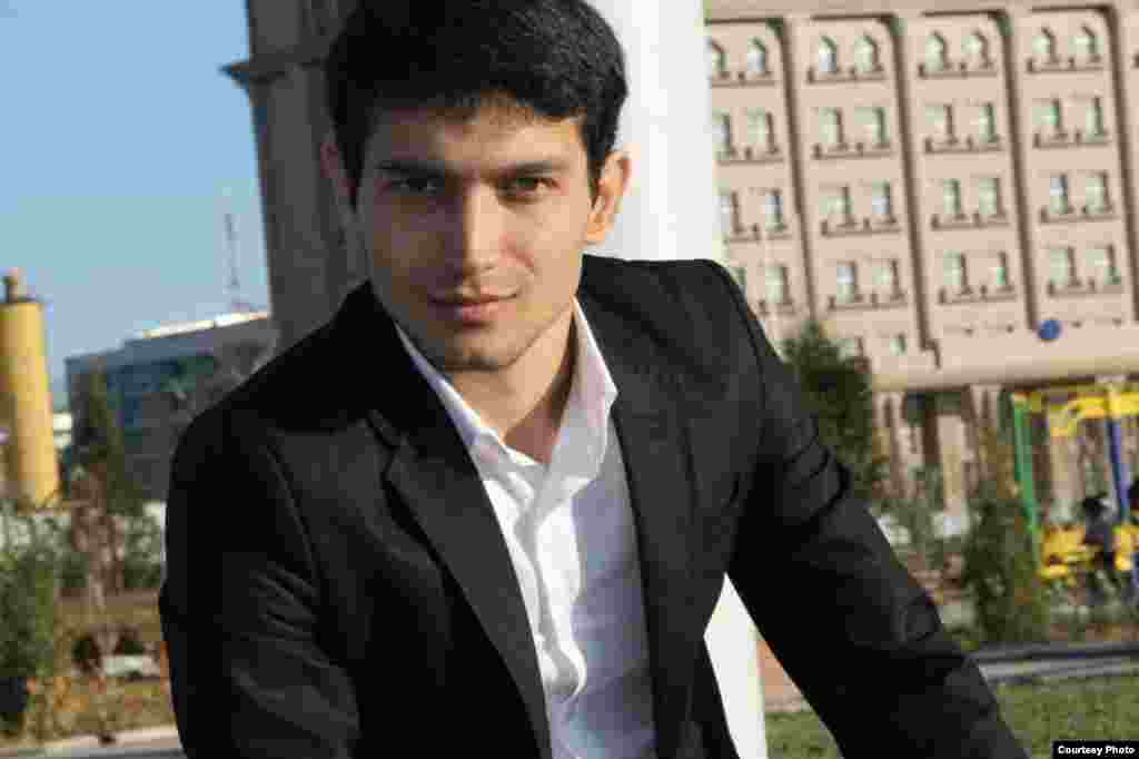 Наврӯз Абдуализода аз шаҳри Турсунзода аст ва ӯро ба гуфтаи худаш волидонаш &rdquo;ба таври автоматӣ&rdquo; ном гузоштаанд, зеро дар рӯзи 21 март таваллуд шудааст. Номи бародарони Наврӯз ҳамқофияи номи худаш, яъне Беҳрӯз ва Фирӯз аст. Наврӯз зодаи соли 1992 буда, ҳоло дар Қазоқистон дар Донишгоҳи иқтисод ва тиҷорат таҳсил мекунад ва Наврӯзи 22-юми худро дар ҳаминҷо ҷашн мегирад. Дар &quot;В Контакте&quot; буд ва саломи моро бе алейк нагузошт.