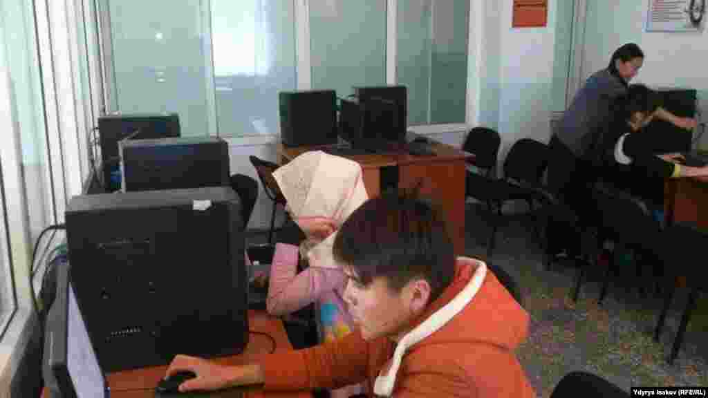 Жатканадагы студенттердин компьютердик бөлмөсү.
