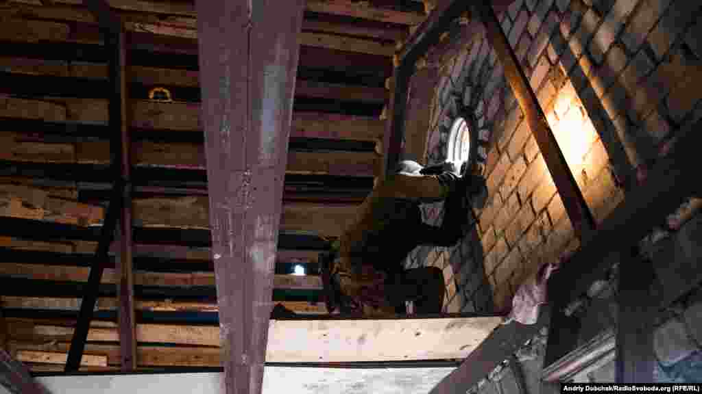 Вояк спостерігає за ворожими позиціями після нещодавнього денного бою&nbsp;