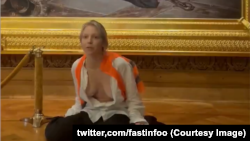 Актывістка каля карціны