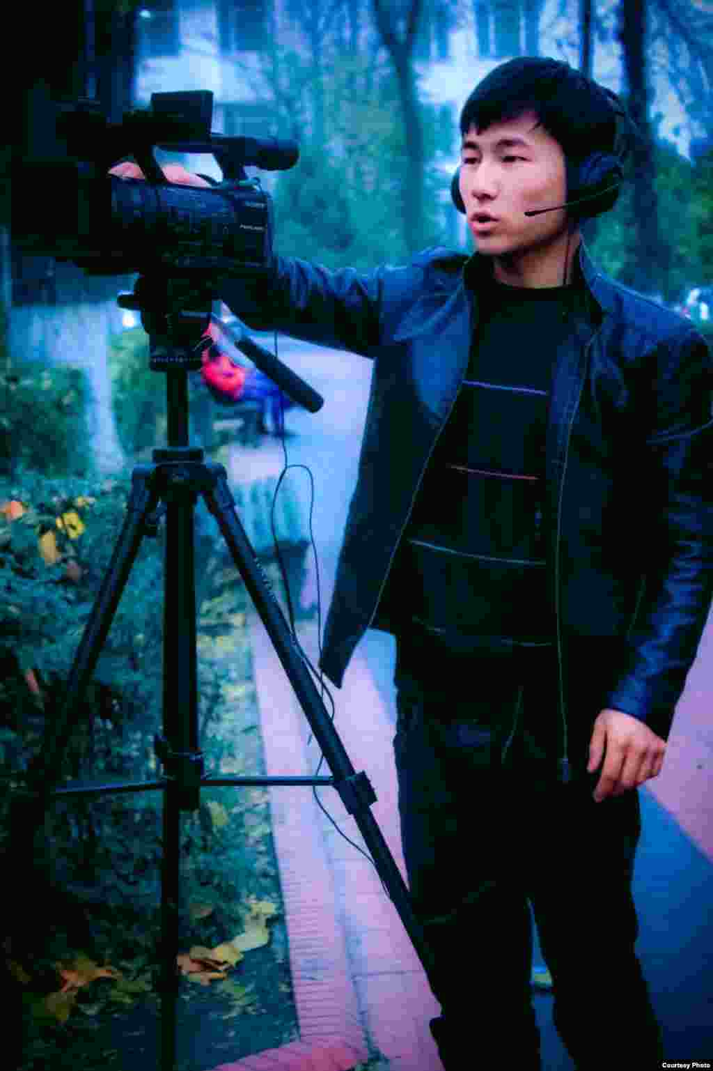 &quot;Young Media&quot; тобунун оператору Айткул Өмүрбеков. Автору Салик Исаков, Ош шаары.