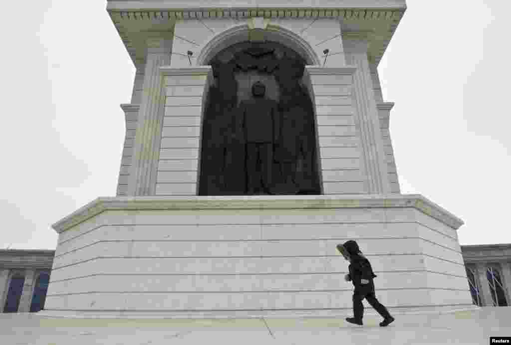 Президентские и парламентские выборы, проведенные в Казахстане с 1995 года, и референдум о продлении президентских полномочий 1995 года международные организации, такие как Организация по безопасности и сотрудничеству в Европе, признали несоответствующими стандартам демократии и международным обязательствам Казахстана. На снимке: образ президента Нурсултана Назарбаева в монументе &quot;Казах ели&quot; в Астане.