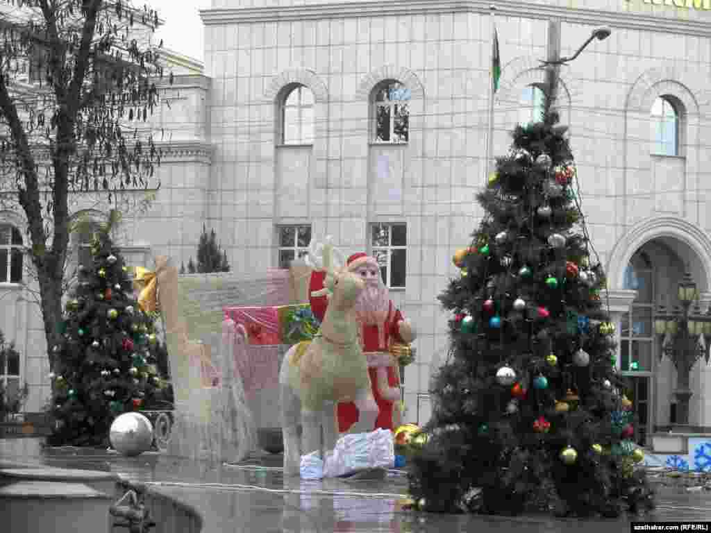 Paýtagtyň Türkmenbaşy we Magtymguly prospektleriniň çatrygyndaky täze ýyl arçasy we aýazbaba.
