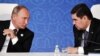 Türkmenistanyň prezidenti Gurbanguly Berdimuhamedow (sagda) we rus prezidenti Wladimir Putin. (arhiw suraty)