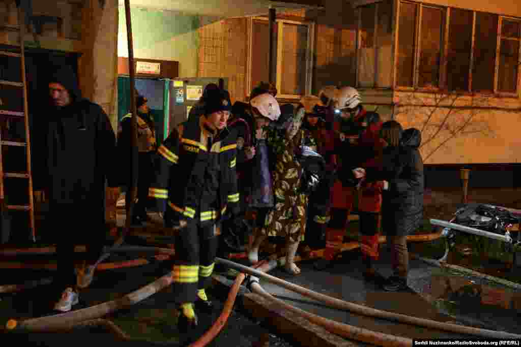 Рятувальники евакуюють людей з палаючої багатоповерхівки у Дніпровському районі Києва