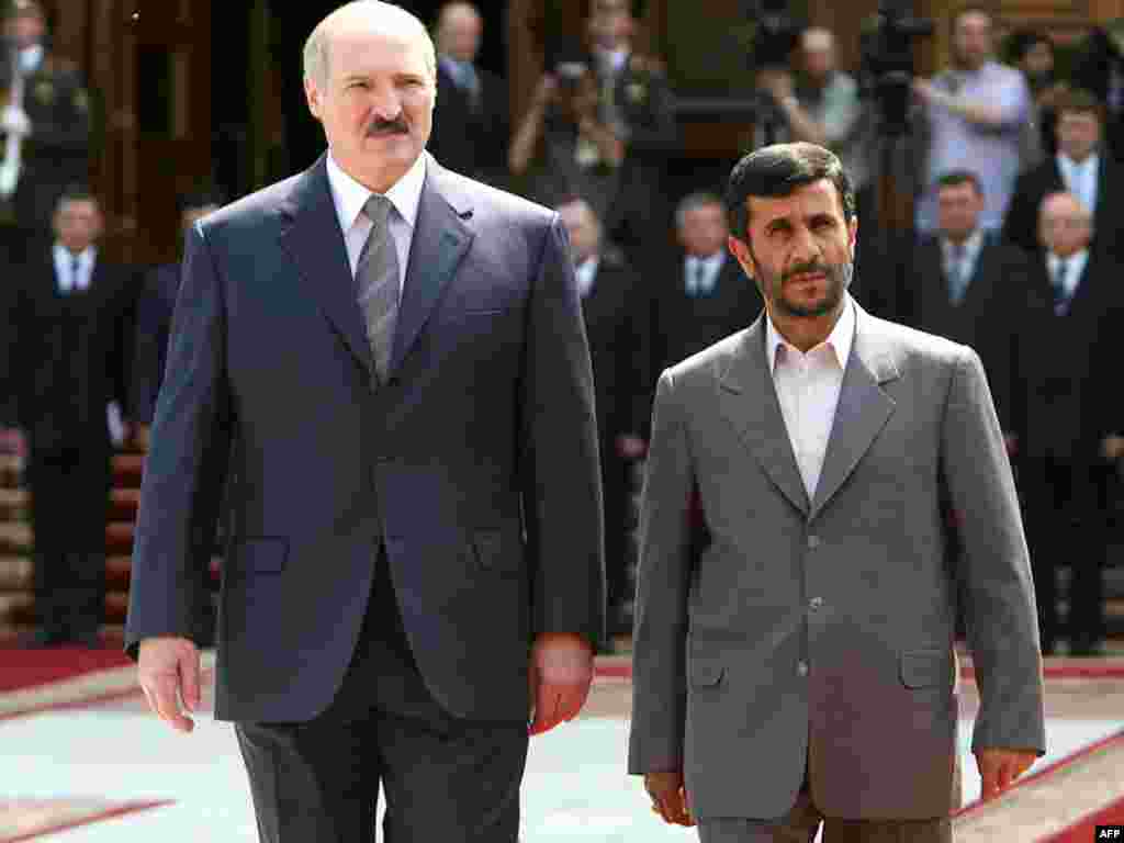 Лукашэнка прымае ў Менску тагачаснага прэзыдэнта Ірану Махмуда Ахмадзінэджада, 2007. Лукашэнка пры гальштуку, Ахмадзінэджад &ndash; не