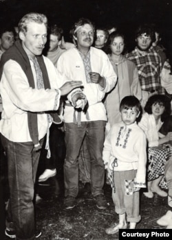Сяржук Вітушка (зьлева) і Сяржук Сокалаў-Воюш (у цэнтры) на Купальлі ў Заслаўі, 1989 год