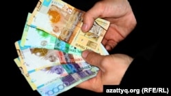 Казахские тенге. 
