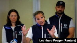 Рафаэль Гросси  журналисттердин суроолоруна жооп берип жатат. 