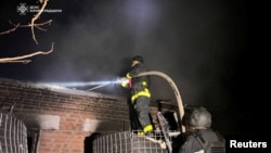 Рятувальники гасять пожежу після однієї з попередніх атак РФ по Кіровоградській області, 3 вересня 2025 року