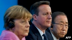 Британиянын премьер- министри Дэвид Кэмерон, Германиянын канцлери Ангела Меркель, БУУнун баш катчысы Пан Ги Мун.