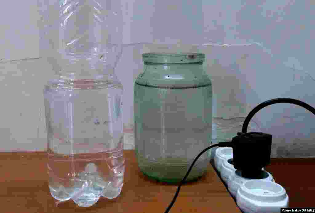 Каналдан алынган суу менен таза суу кадимкидей айырмаланат.