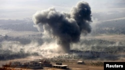 Дым над позициями "Исламского государства" в окресностях Мосула