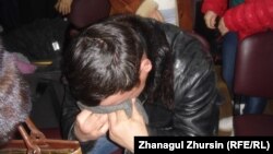 Сотталған Нұрсұлтан Теңізбаевтың туысы Кенжеғали Теңізбаев сот үкімін естіген сәт. Ақтөбе, 19 ақпан 2013 жыл.              