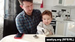 20-месячный Эмир Шахмаров, страдающий спинальной мышечной атрофией, с папой Талехом.