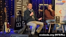 Падчас прэзэнтацыі кнігі пра Алеся Разанава. Сяргей Дубавец і Ціхан Чарнякевіч.