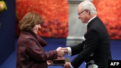 Светлана Алексиевичке Швеция королу Карл XVI Нобель сыйылыгын тапшырууда. Стокгольм, 10-декабрь, 2015.