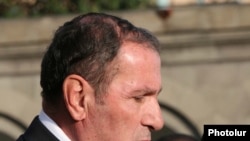 Armenia -- Opposition leader Levon Ter-Petrosian addresses thousands of supporters rallying in Yerevan on September 18, 2009.