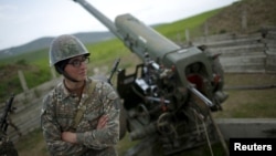 Военнослужащий артиллерийского подразделения Армии обороны Нагорного Карабаха возле Мартуни, 7 апреля 2016 г․