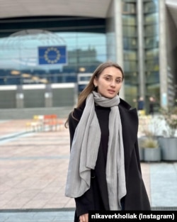 Українка біля Європейського парламенту