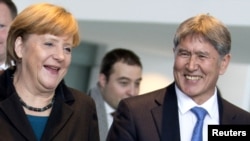 Германия  -- Канцлер Ангела Меркел менен Кыргызстандын президенти Алмазбек Атамбаев эки тараптуу сүйлөшүүлөрдөн кийинки маалымат жыйынында. Берлин, 11-декабрь, 2012.