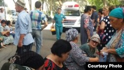 Люди стоят в очереди возле здания Верховного суда Узбекистана. Фото: AsiaTerra.