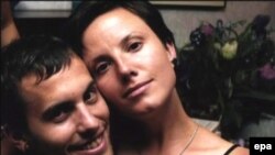 Шейн Баур (солдо) Сарра Шоуд менен. (Сүрөт качан тартылганы белгисиз). Алар азыр Тегерандын Эвин түрмөсүнүн туткуну.