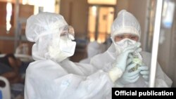 Медики в защитных костюмах в одном из стационаров в Бишкеке. Июль 2020 года.