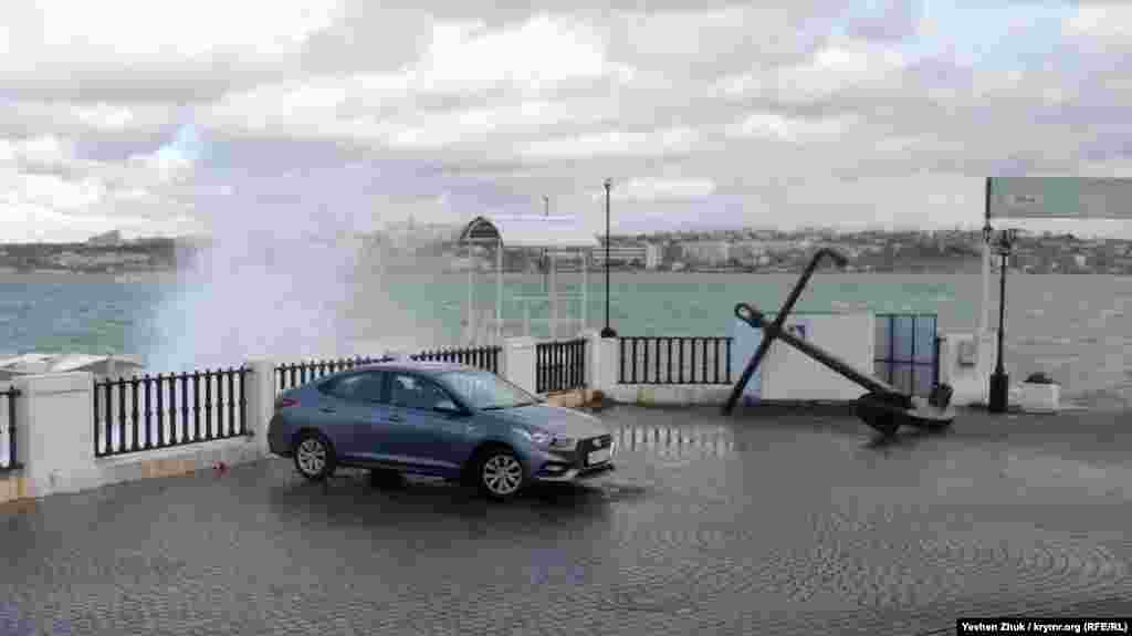 Хвилі заливають автомобілі, припарковані на другому ярусі набережної пляжу Кришталевий