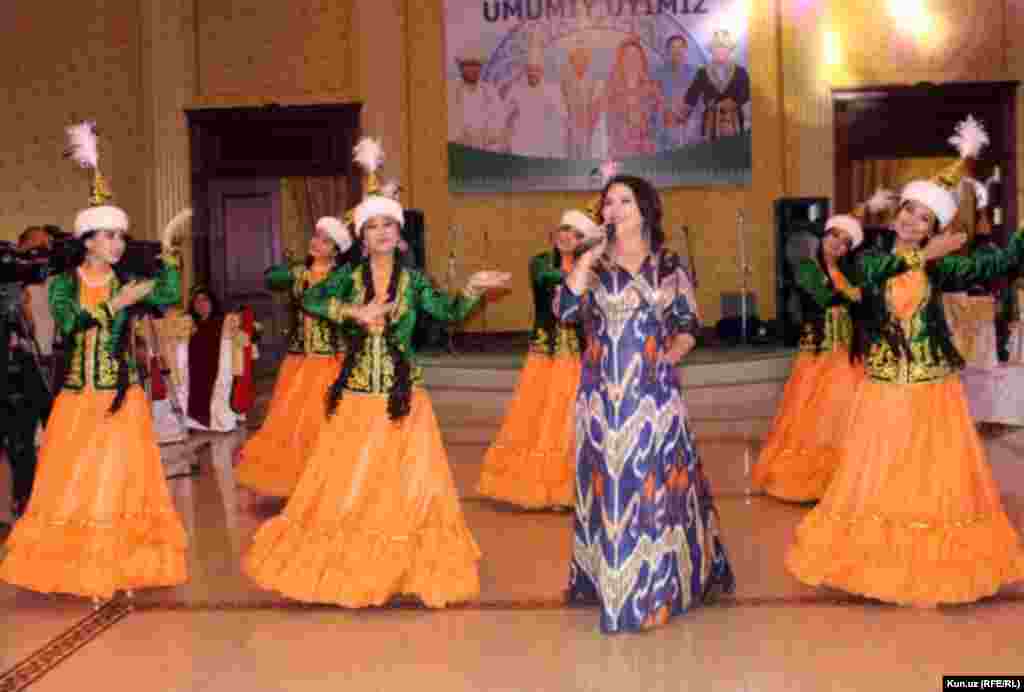 Тамактануу бүткөнчө эки тараптын ырчы-бийчилери өнөрлөрүн тартуулап турду.