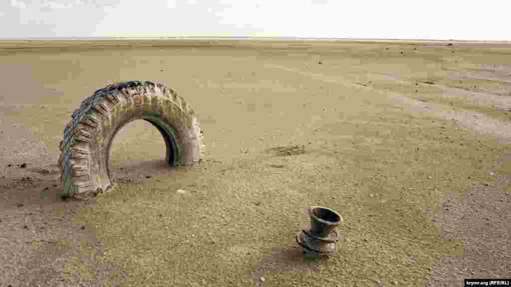 І там же &ndash; інші сліди людської діяльності