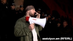 Փաստաբան Ռոման Երիցյանը Քննչական կոմիտեի դիմաց բողոքի ակցիայի ժամանակ, 20-ը մարտի, 2025թ.