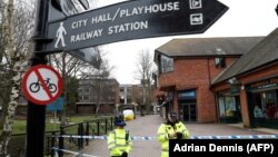 Сергей Скрипаль мен қызы ес-түссіз күйі табылған сауда орталығы алдында тұрған полиция қызметкерлері. Солсбери, 9 наурыз 2018 жыл

Полиция установила кордон у тогрового центра, где были найдены с признаками отравления Скрипаль и его дочь. Солсбери, 9 марта 2018 года.
