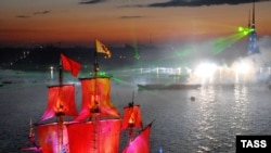 Фрегат "Штандарт" с алыми парусами в акватории Невы