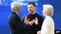 Президент Європейської ради Антоніу Кошта (ліворуч) і президентка Європейської комісії Урсула фон дер Ляєн вітають президента України Володимира Зеленського під час його прибуття на спеціальне засідання Європейської ради у Брюсселі 6 березня 2025 року