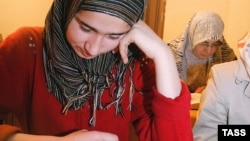 Сүрөттүн макаладагы каармандарга тиешеси жок.