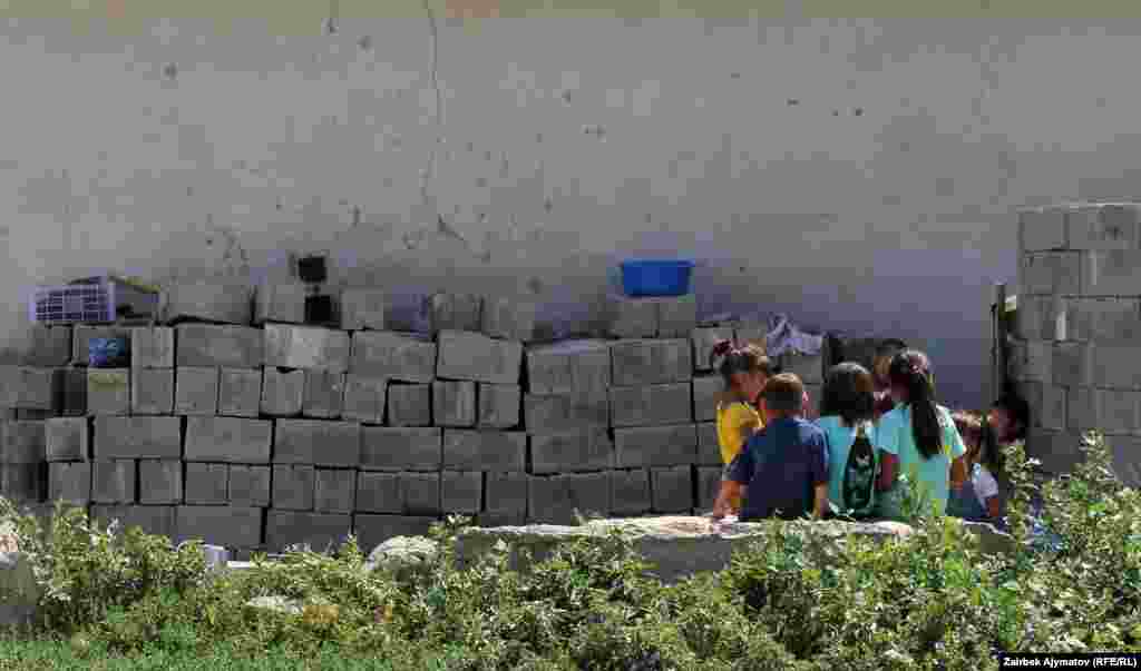 Ата-энеси жумуштан келерин күткөн балдар