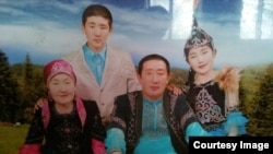 Адал Ахмет – переехавший из Китая в Казахстан этнический казах – со своей семьей. 