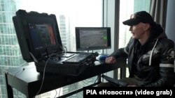 Російські військові нібито мають технічну можливість керувати дронами на Донбасі з Москви. Зображення: скріншот з сюжету РІА «Новини»