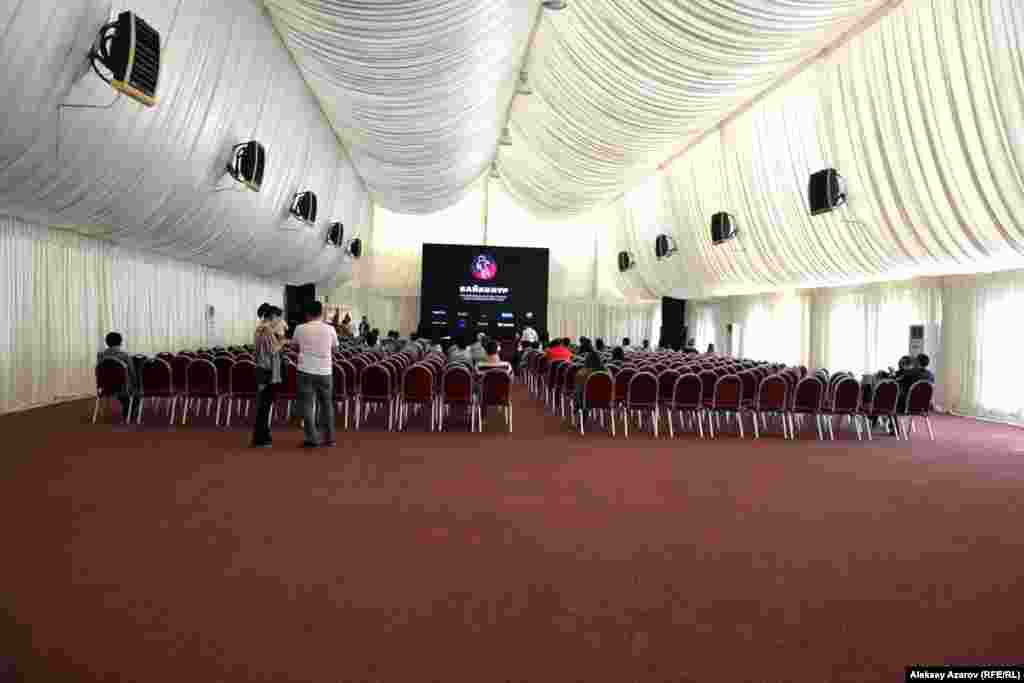 Работа фестиваля проходила в большом павильоне, называемом шатром (в южной части парка &laquo;Коктобе&raquo;). Помещение было предоставлено на безвозмездной основе.