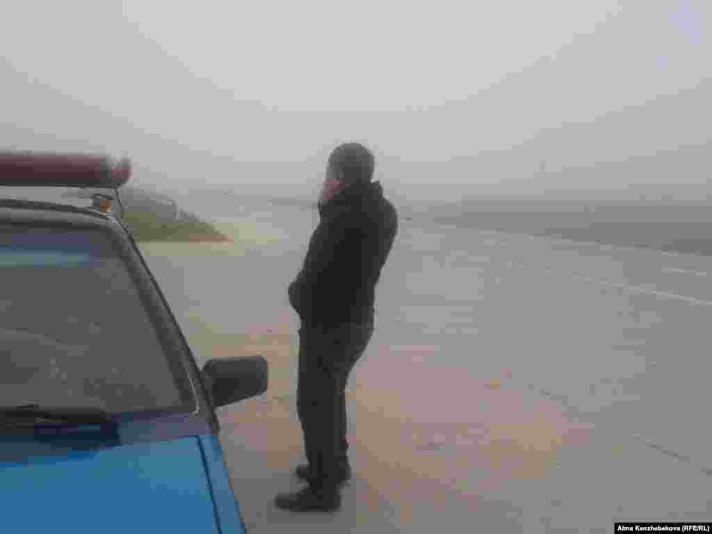 Рядом с патрульной машиной полиции на трассе в Жамбылской области репортер Азаттыка увидела некоего мужчину, который назвался &laquo;помощником&raquo; полицейских. Он не представился и не предъявил никаких документов. Полицейские, рядом с автомобилем которых стоял мужчина, назвали его &laquo;своим человеком&raquo;. &nbsp;&nbsp;