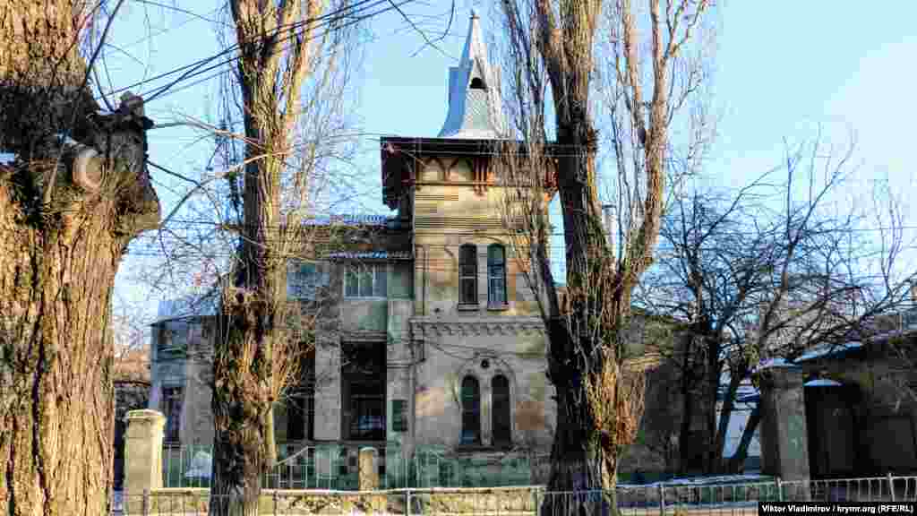 Одна з найзнаменитіших будівель на вулиці Шмідта в Сімферополі&nbsp;‒ зведений у 1907 році особняк. Він привертає до себе увагу своїм дахом, декоративним оформленням стін і мармуровим левом біля входу